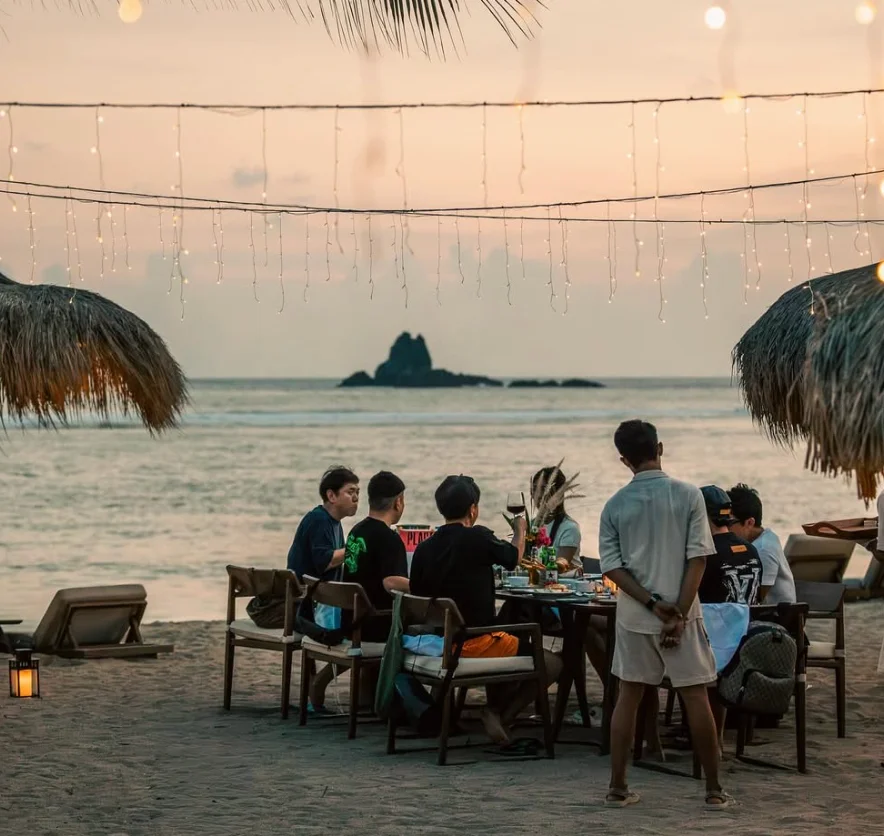 People sitting in Biras and enjoying dinner in Tampah bay